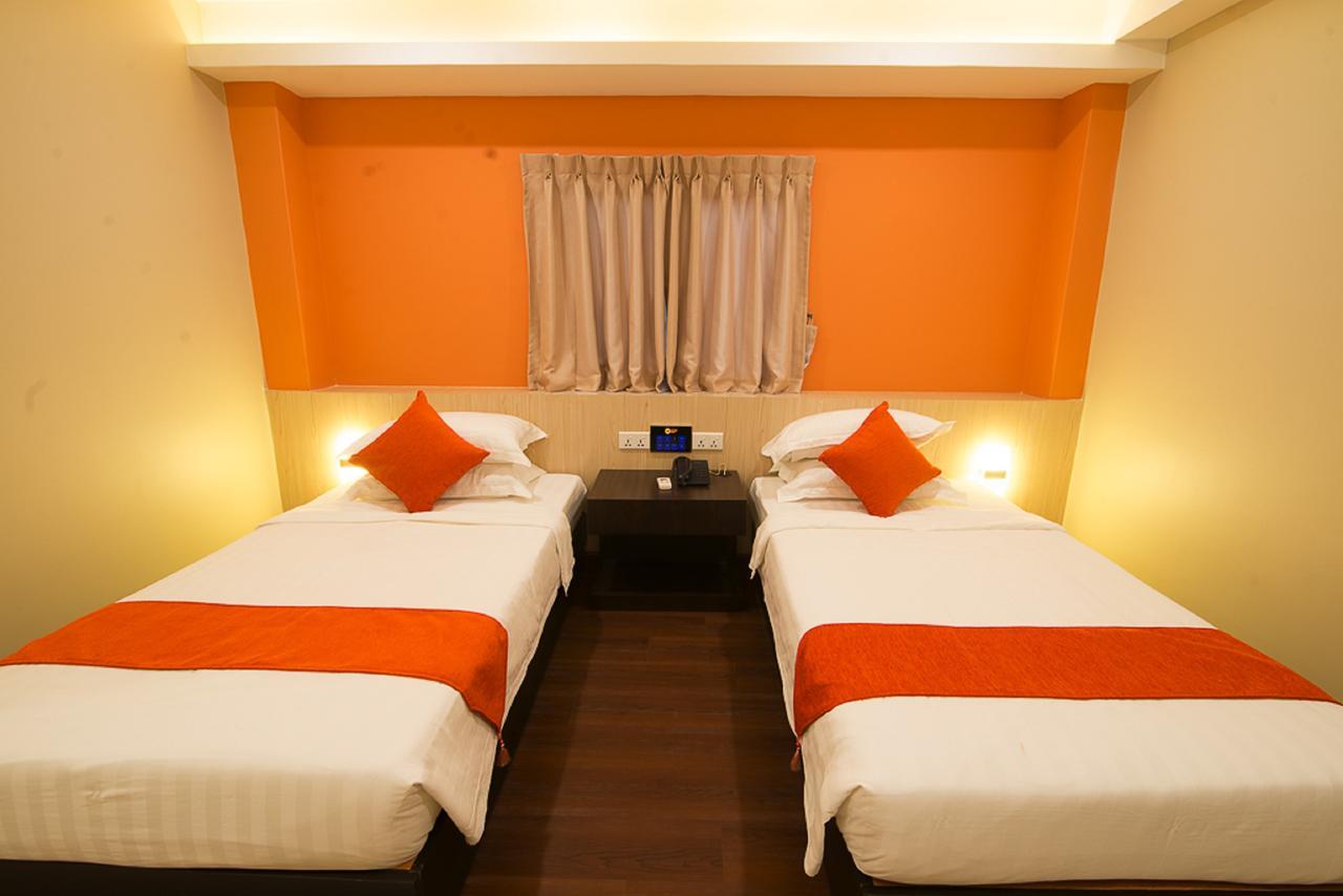 Eastern Hotel Янгон Екстер'єр фото