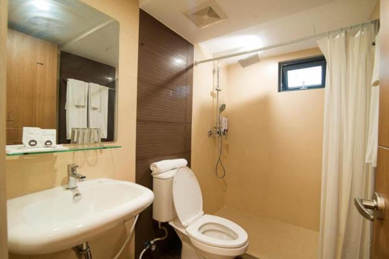 Eastern Hotel Янгон Екстер'єр фото